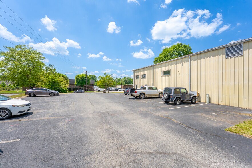 More Photos Of 1734 University Commercial Pl, Charlotte Warehouse For Lease