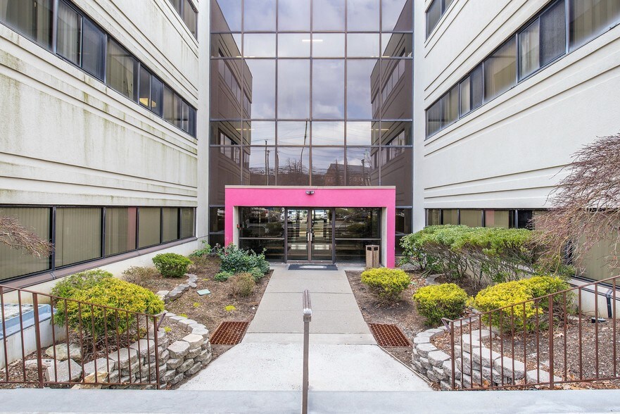 More Photos Of 401 Hamburg Turnpike, Wayne Medical For Lease