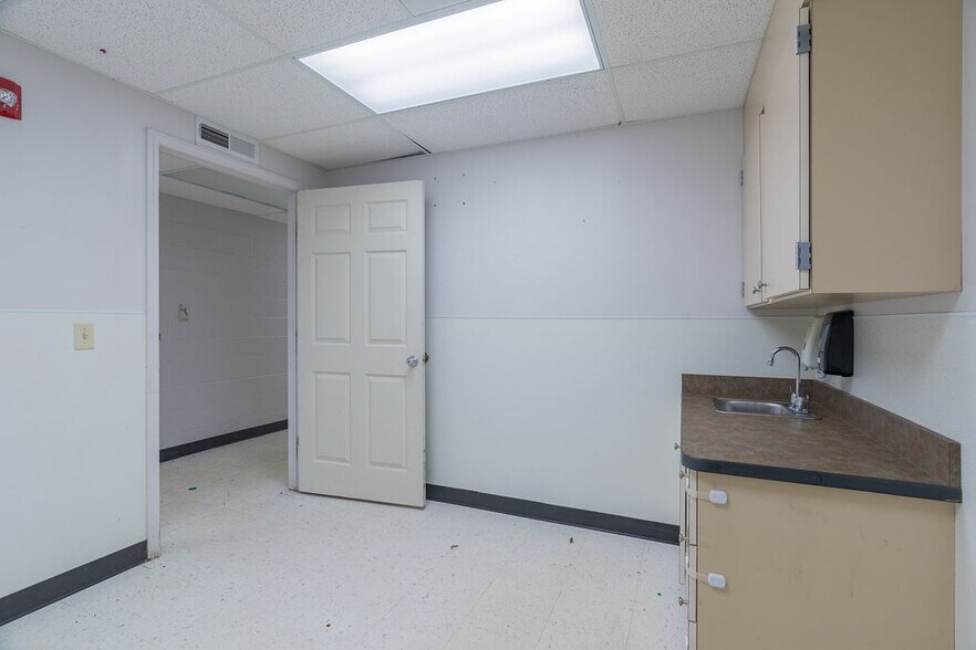More Photos Of 525 S. Wilson St., Vinita Medical For Sale