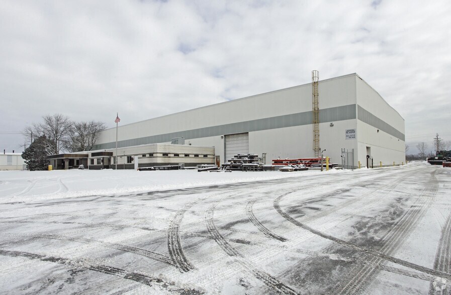 Primary Photo Of 6900 S 10th St, Oak Creek Warehouse For Lease