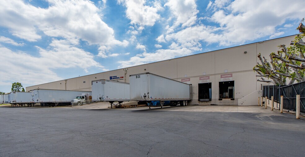 More Photos Of 900-912 E Arlee Pl, Anaheim Warehouse For Lease