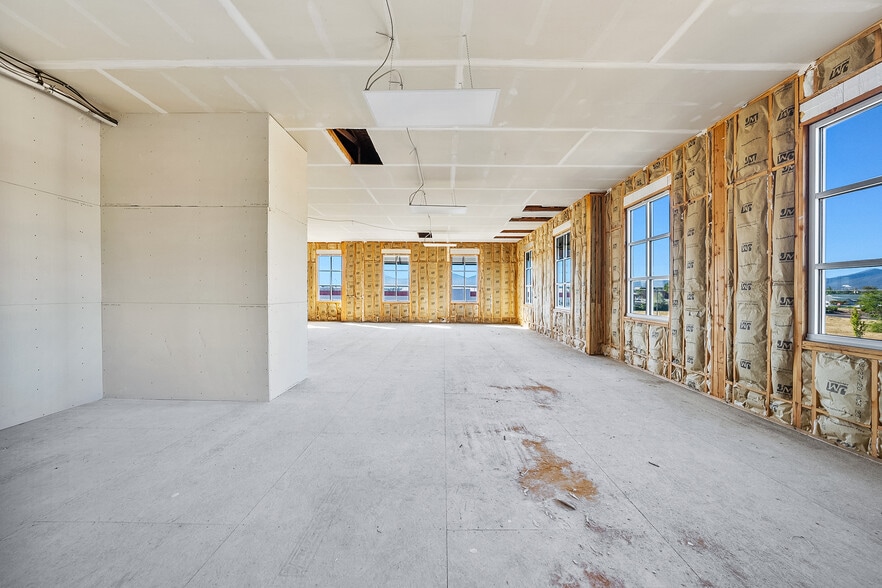 More Photos Of 4801 Biddle Rd, Central Point Office For Lease