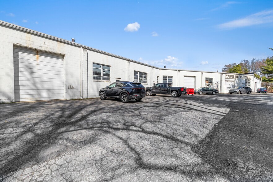 More Photos Of 55 Poplar St, Stamford Light Distribution For Sale