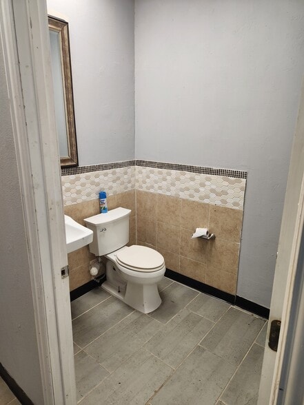 More Photos Of 9730 Southwest Fwy, Houston Freestanding For Lease