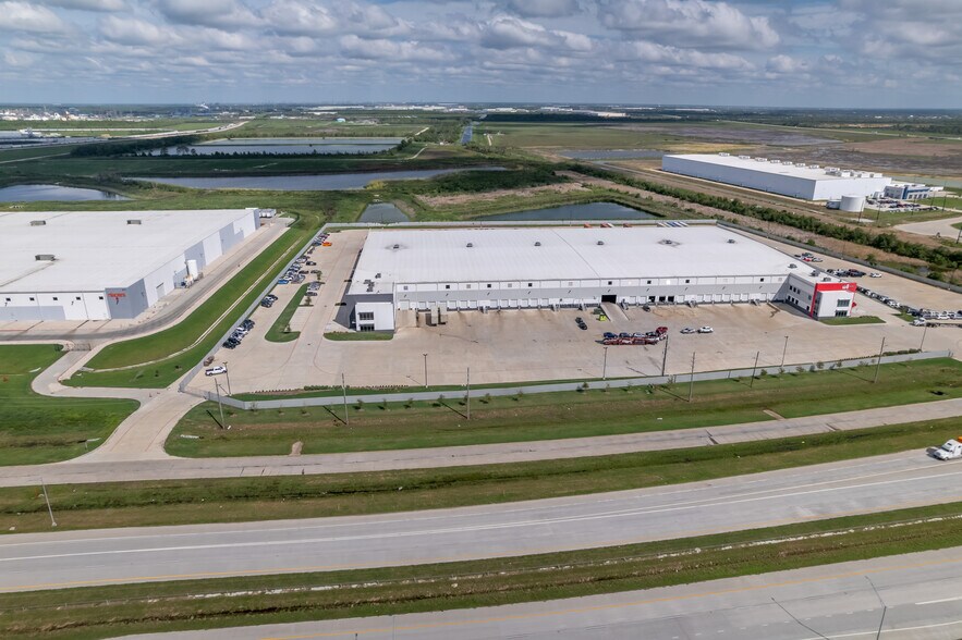 More Photos Of 6101 Grand Pky S, Baytown Distribution For Lease