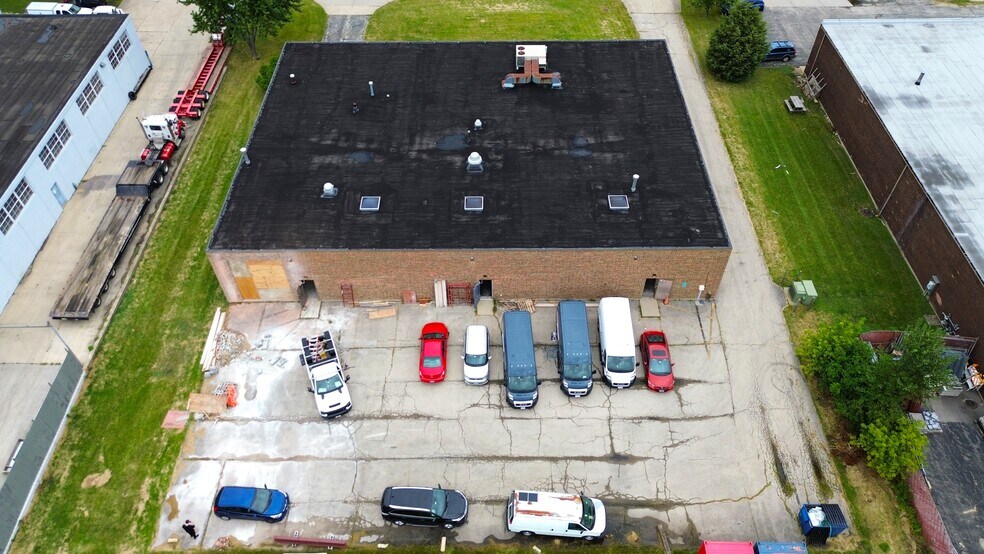 More Photos Of 115 E University Dr, Arlington Heights Warehouse For Sale