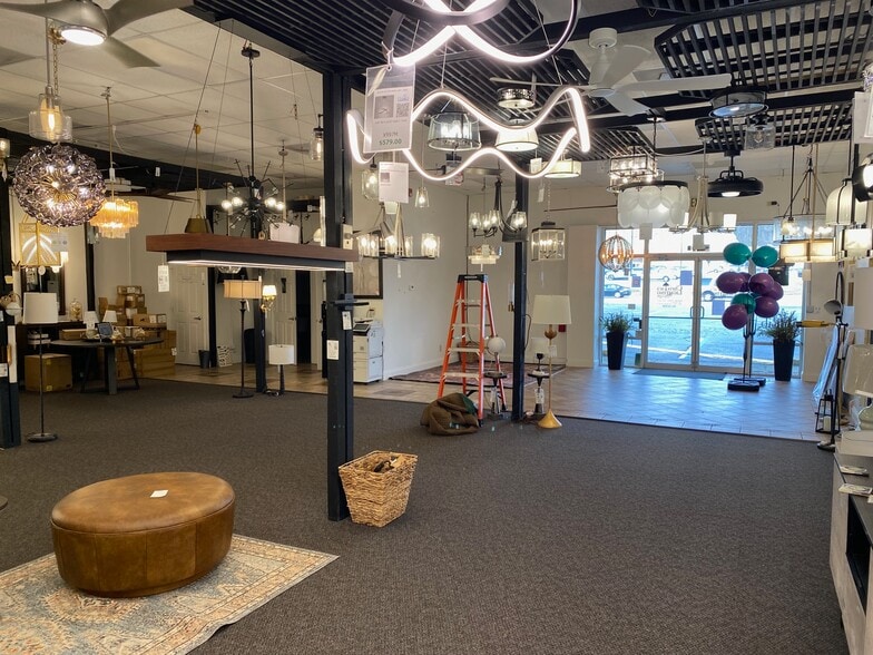 More Photos Of 2333 N Pleasantburg Dr, Greenville Showroom For Lease