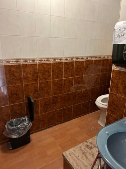 More Photos Of 101-103 W 17th St, New York Storefront Retail Residential For Lease