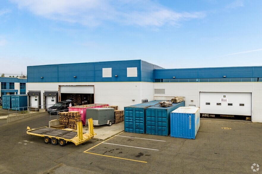 More Photos Of 2275 Boul des Entreprises, Terrebonne Warehouse For Lease
