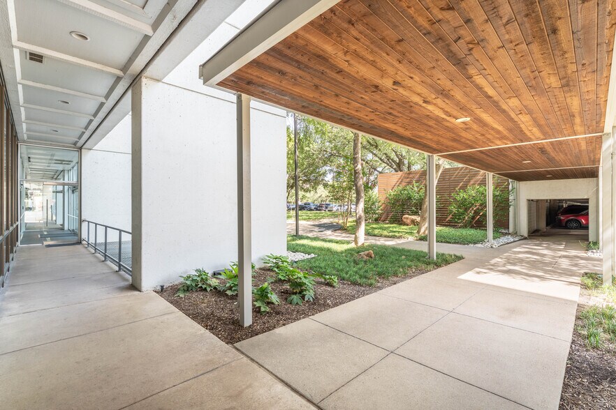 More Photos Of 4835 Lyndon B Johnson Fwy, Dallas Unknown For Lease