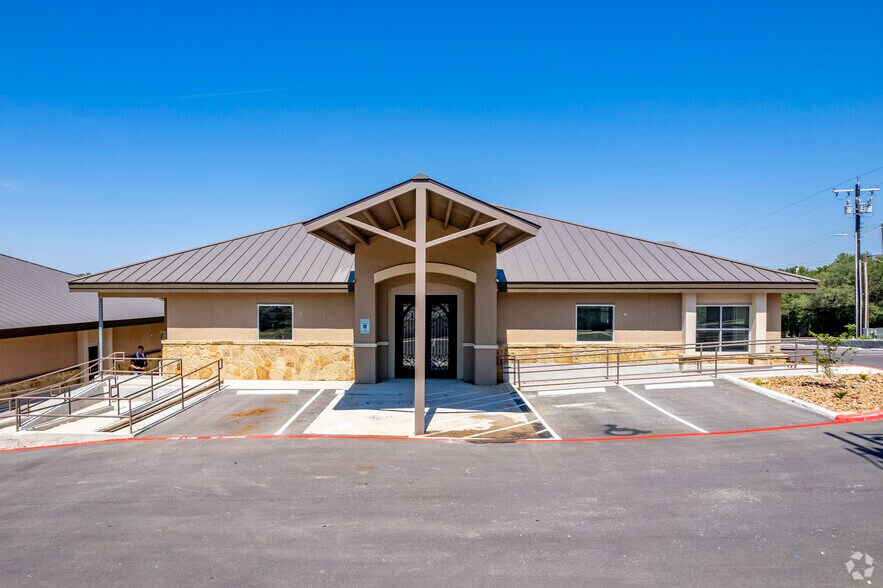 More Photos Of 2130 Thousand Oaks Dr, San Antonio Office For Lease