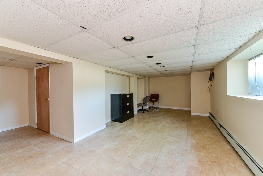 More Photos Of 870 W Jericho Tpke, Huntington Office For Sale