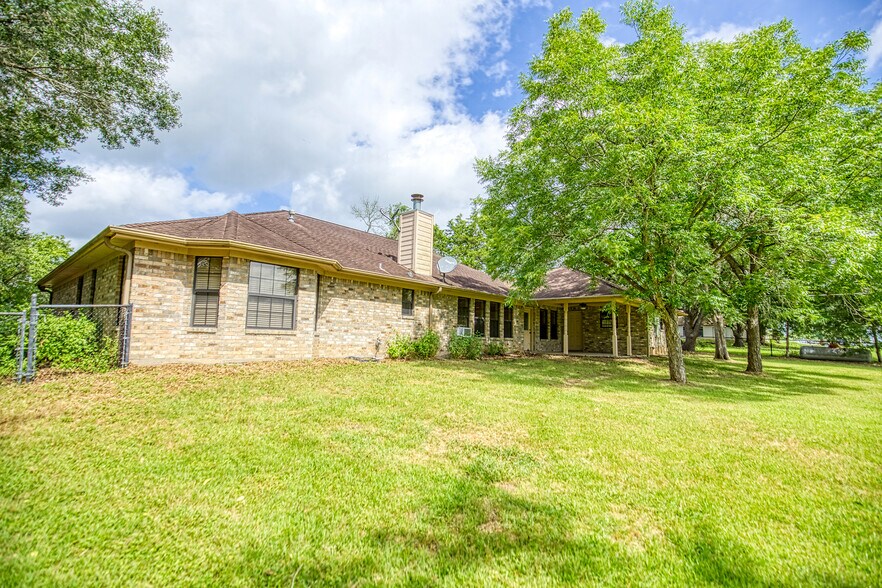 More Photos Of 655 Farmers Rd, Brenham Loft Creative Space For Sale