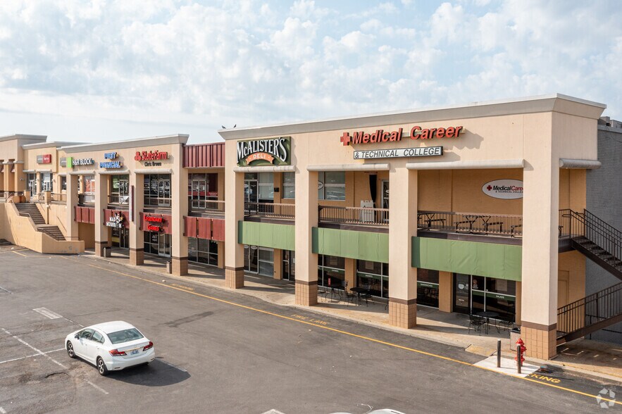 More Photos Of 616-690 University Shopping Ctr, Richmond General Retail For Lease