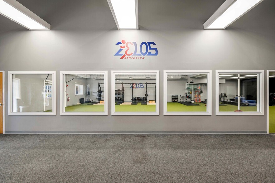 More Photos Of 122 Turnpike Rd, Westborough Storefront For Lease