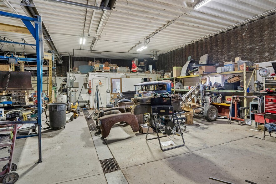 More Photos Of 215 S Division St, Stuart Warehouse For Lease