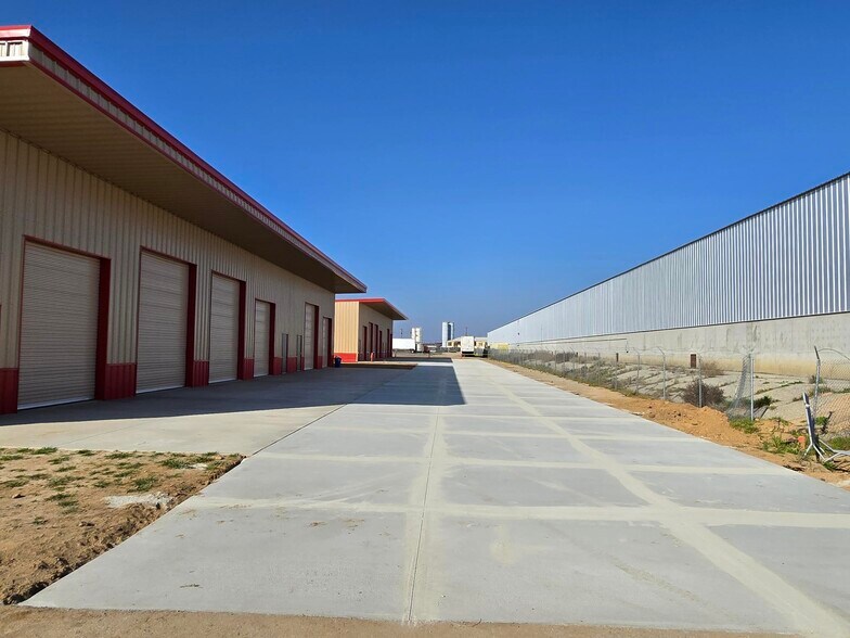 More Photos Of 5240 Doolittle Ave, Shafter Manufacturing For Lease