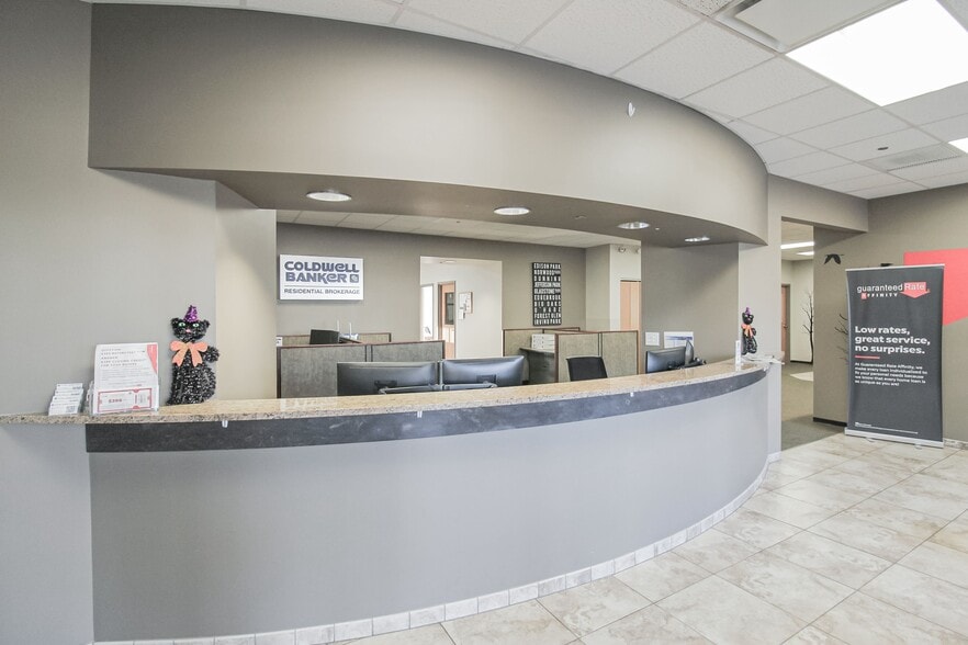 More Photos Of 6400 N Northwest Hwy, Chicago Apartments For Lease