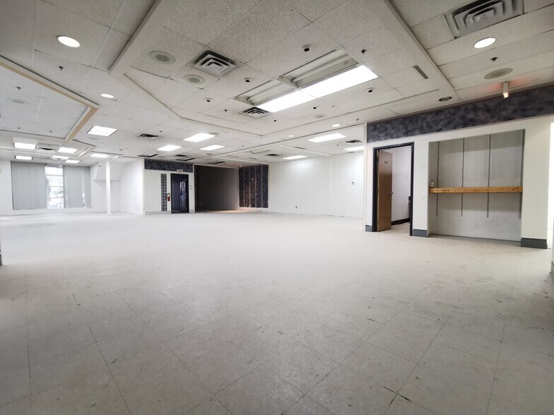 More Photos Of 3871 N Fraser Way, Burnaby Showroom For Sale