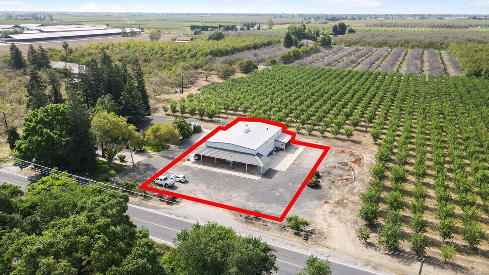 More Photos Of 2618 Ladd Rd, Modesto Showroom For Lease