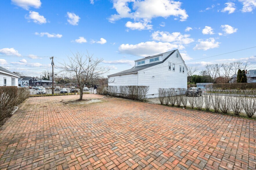 More Photos Of 23 Bridge St, Sag Harbor Freestanding For Sale