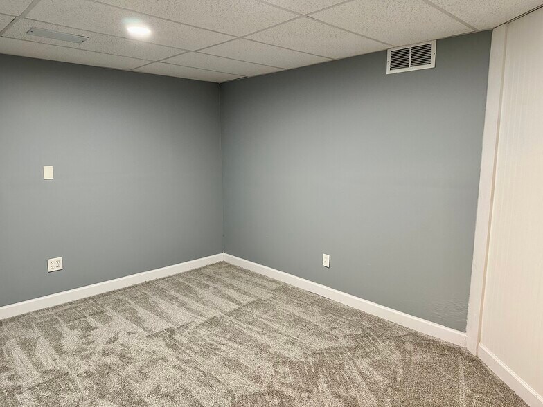 More Photos Of 80 Beauchamp Dr, Elkton Flex For Lease