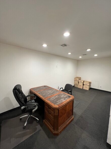 More Photos Of 225 N Highway 91, Summit Service For Lease