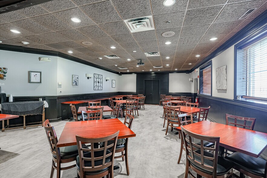 More Photos Of 27W371 North Ave, West Chicago Restaurant For Sale