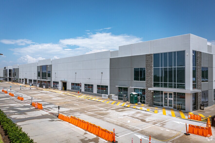 More Photos Of 5615-5890 W Fuqua St, Houston Unknown For Lease