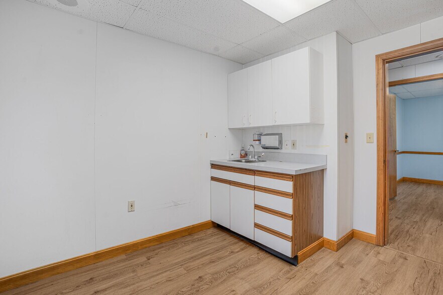 More Photos Of 24 Salt Pond Rd, Wakefield Medical For Sale