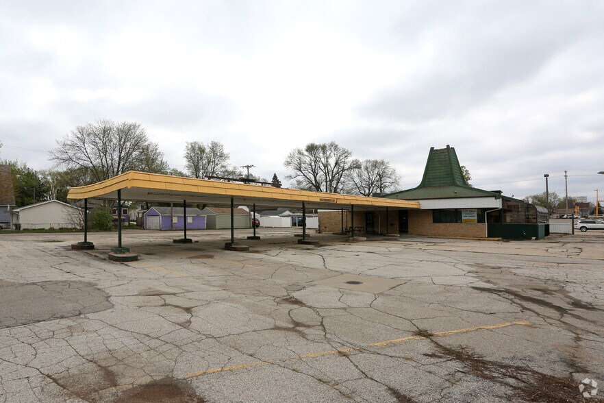 More Photos Of 1707 S Federal Ave, Mason City Bar For Sale