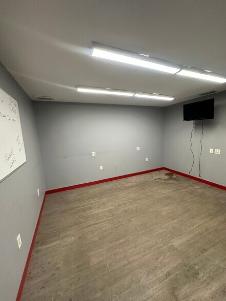 More Photos Of 1125 9th Ave E, Bradenton Warehouse For Sale