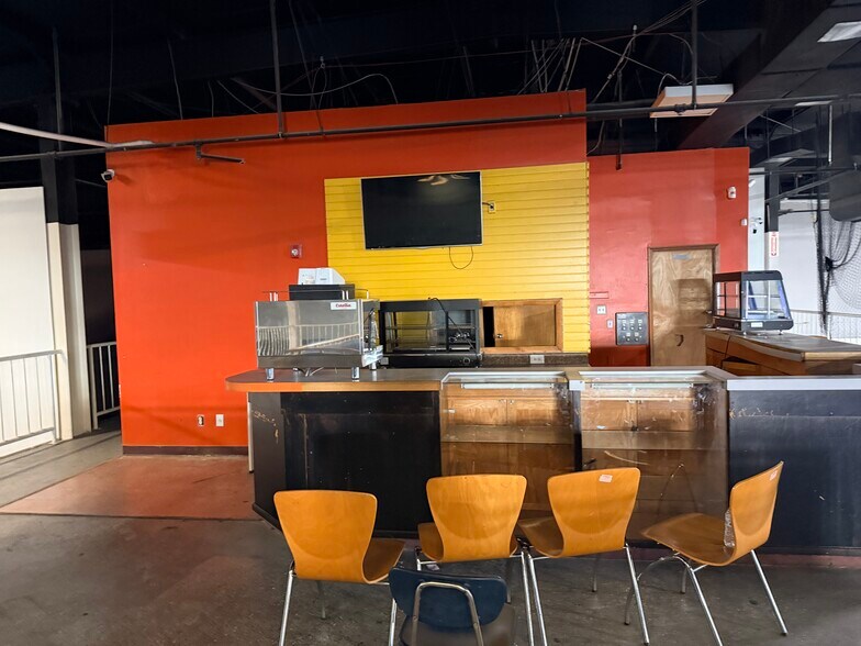 More Photos Of 511 Industrial Mile Rd, Columbus Warehouse For Sale