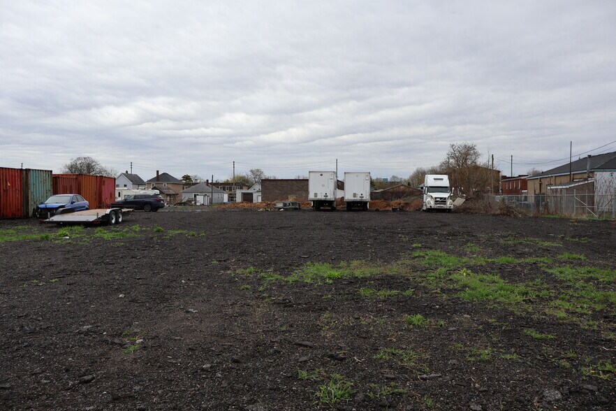 More Photos Of 212 Burgar St, Welland Land For Lease