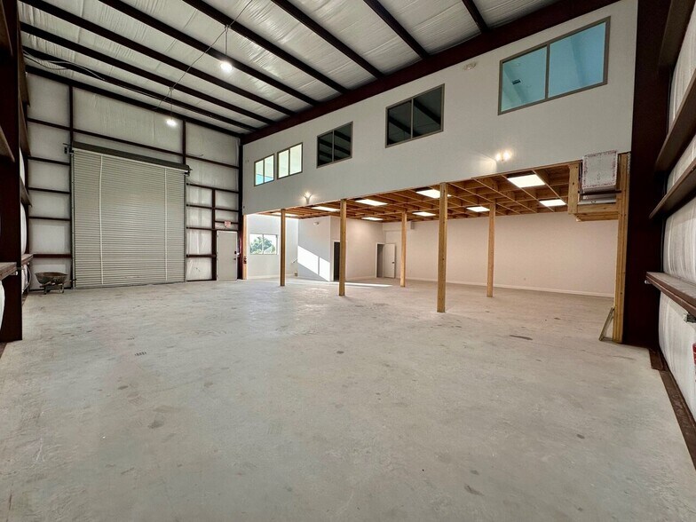 More Photos Of 10100 Darden Hill Rd, Austin Light Distribution For Sale