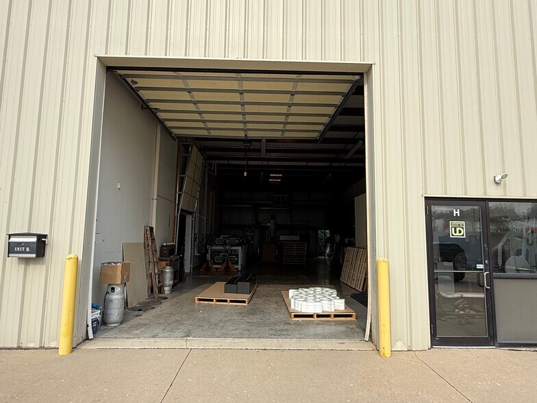 More Photos Of 181 Commercial Dr, Yorkville Warehouse For Lease
