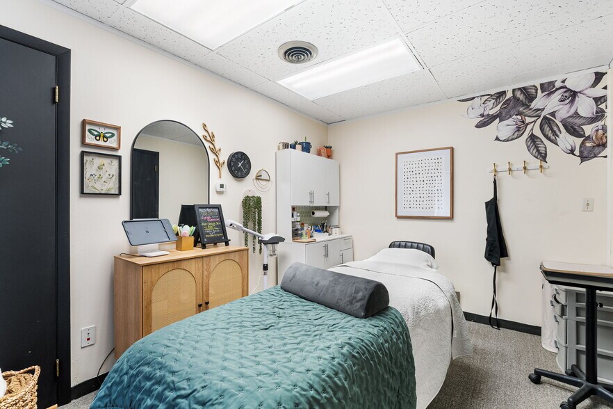 More Photos Of 709 W Littleton Blvd, Littleton Office For Sale