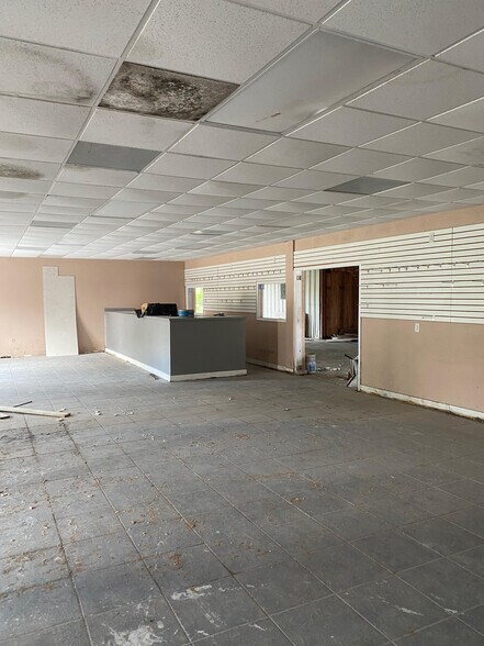 More Photos Of 1310 N ML King Jr Pky, Beaumont Light Manufacturing For Sale