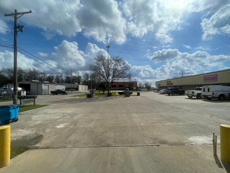 More Photos Of 243 Canal St, Luling Freestanding For Sale