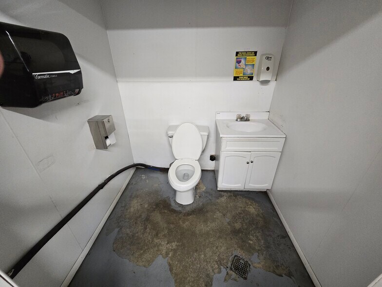 More Photos Of 11 Gurda Ln, Goshen Warehouse For Lease