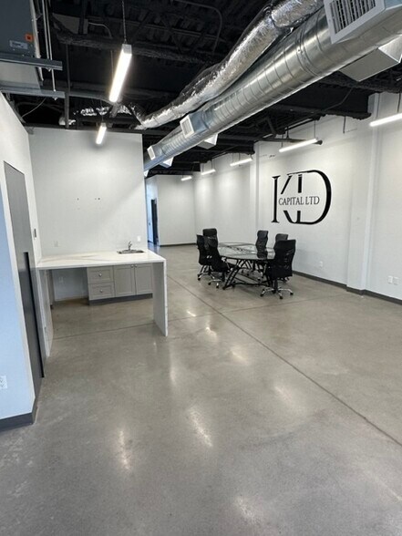 More Photos Of 2310 St Laurent Blvd, Ottawa Showroom For Lease
