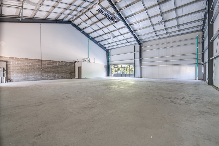 More Photos Of 286 W Montauk Hwy, Hampton Bays Warehouse For Lease
