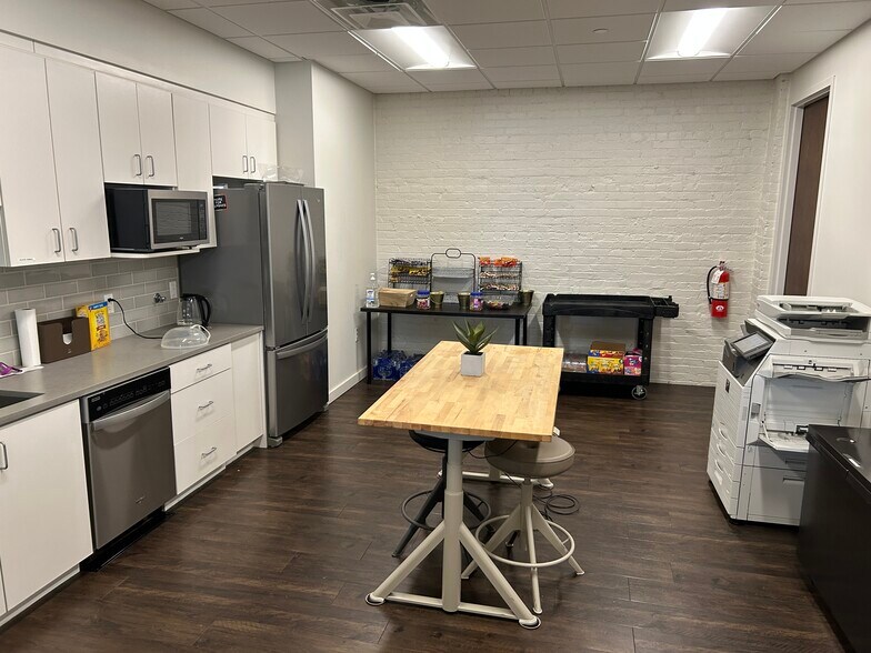 More Photos Of 411 Monroe Ave, Memphis Office For Lease