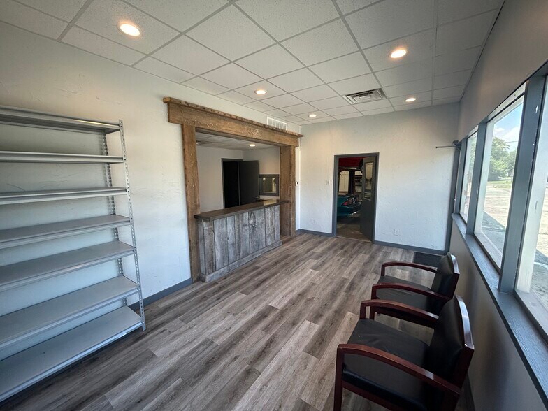 More Photos Of 301 S Chestnut St, Le Roy Auto Repair For Sale