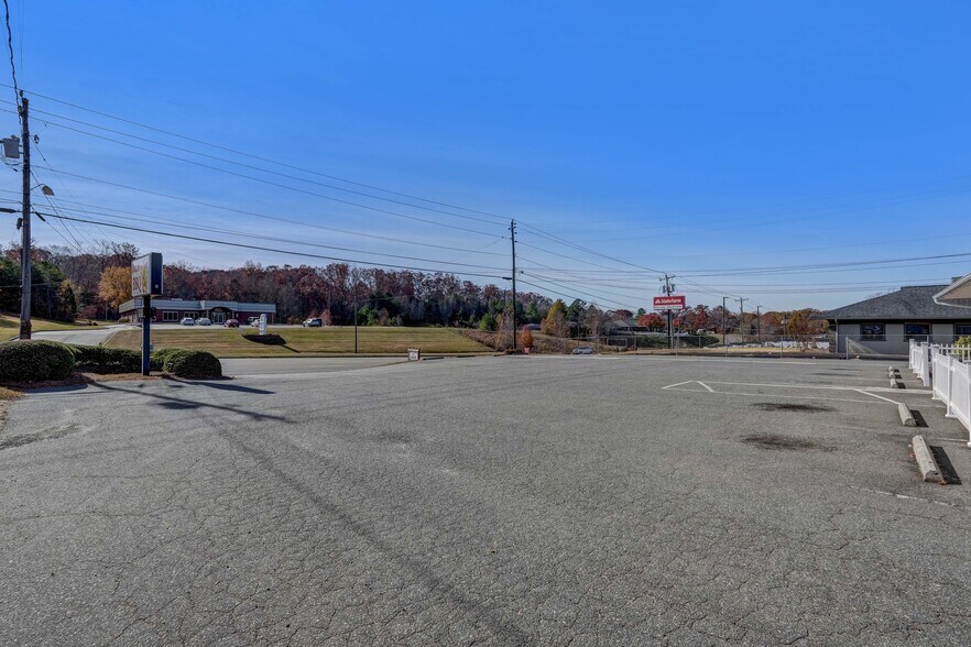 More Photos Of 247 W Kings Hwy, Eden Storefront Retail Office For Sale