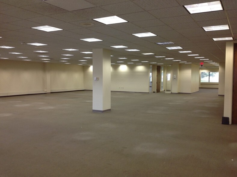 More Photos Of 527 Colman Center Dr, Rockford Office For Lease