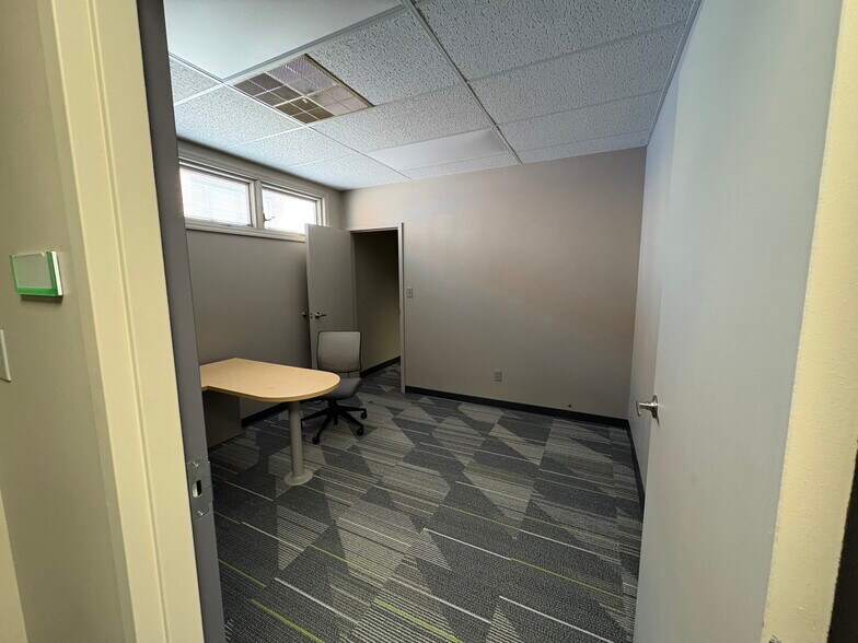 More Photos Of 201 W Broadway Blvd, Johnston City Office For Sale