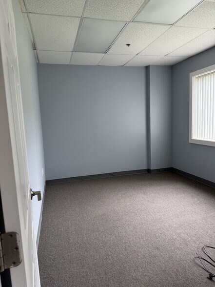More Photos Of 126 S Turnpike Rd, Wallingford Warehouse For Lease