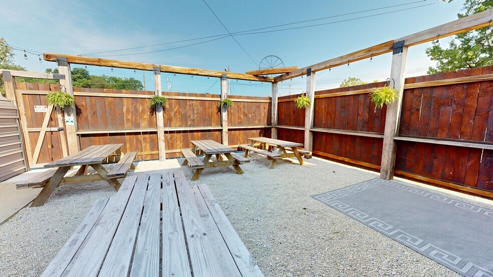 More Photos Of 46 S Leavitt Rd, Leavittsburg Bar For Sale