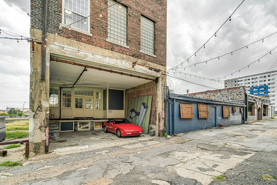 More Photos Of 339 Madison Ave, Memphis Storefront Retail Office For Sale